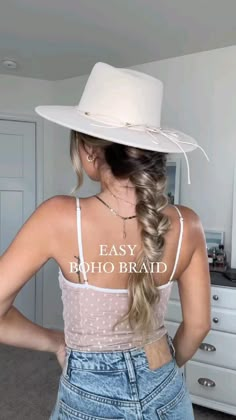 Country Concert Braid Hairstyles, Country Hairstyles With Cowboy Hat, Hairstyle For Cowgirl Hat, Cute Cowgirl Hairstyles Easy, Braid With Cowboy Hat, Hair Ideas For Cowboy Hats, Hardhat Hair Styles, Hair Ideas With A Hat, Cow Girl Hair Ideas