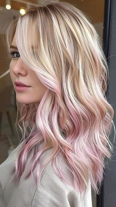 20 Ideen für platinblonde Highlights für sofortigen Glamour Check more at https://www.frisurhochzeitsgast.com/frisuren/20-ideen-fuer-platinblonde-highlights-fuer-sofortigen-glamour/ Summer Hair Colours Blonde, 2 Tone Blonde Hair, Blonde Hair With Lilac Highlights, Blonde With Pink Lowlights, Pink Hair Dye Ideas Blondes, Blonde With Light Pink Highlights, Blonde Hair With Coloured Highlights, Blonde And Pink Balayage, Platinum Lowlights