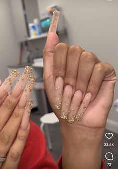 Gold Bling Acrylic Nails Medium, Prom Nails Long Acrylic, Gold Nails Ideas For Prom, Golden Prom Nails, 20th Nail Ideas, Gold Birthday Nails Black Women, Gold Nail Ideas For Prom, Prom Nails Acrylic Classy Gold, Long Prom Nails Acrylic