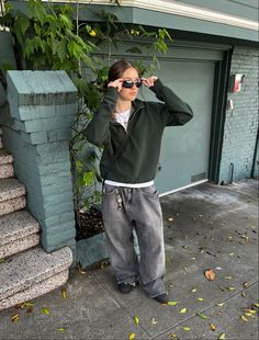 More Masculine Outfits, Baggy Jeans Outfit Streetwear, New Jersey Aesthetic Outfits, Quarter Zip Up Outfit, Baggy Outfit Ideas Street Styles, Best Baggy Jeans For Women, Masc School Outfits, Baggy Fits Women Streetwear, Streetwear Winter Women