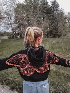 Bleaching Hoodie Ideas, Bleach Painting Idea, Bleach Art Jacket, Bleach Printing On Fabric, Fabric Painted Clothes, Bleach Art On Clothes, Bleached Hoodie Designs, Bleach Painted Clothes, Bleach Art Jeans