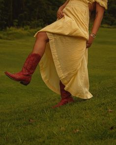 just a girl and her red boots ♥️ Cowgirl Outfits Dress, Cowgirl Boots With Dress, Red Cowgirl Boots Outfit, Red Boots Outfit, Red Cowgirl Boots, Cowgirl Boots Outfit, Red Boho