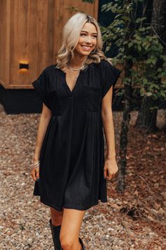 - Say hello to trendy style with this dress! - Lightweight textured material with a soft built-in lining - A v-cut neckline - Short sleeves - Functional chest pockets - A relaxed silhouette that ends in a straight mini dress length hemline Measurements S : Bust 36", Hip 44", Length 33", Sleeve Length 7.5", Waist 40". M : Bust 40", Hip 48", Length 33.5", Sleeve Length 8", Waist 44". L : Bust 42", Hip 50", Length 34", Sleeve Length 8", Waist 46". Trendy Style, V Cut, V Cuts, Long Weekend, Say Hello, Shift Dress, Dress Length, Trendy Fashion, Built In