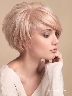 Balayage Short Hairstyles for Thin Hair: Women Over 30-40 /Via The chic crop is completed with a wonderful fringe design which boost the charm and grace of the short style. Side-sweeping bangs add some length and a streamlined outline to the manes. People who desire a graphic effect with their hair can choose the dapper … Short Cropped Hair, Layered Bob Haircuts, Crop Hair, Blonde Bob Hairstyles, Modern Haircuts, Layered Bob Hairstyles, Short Wavy Hair