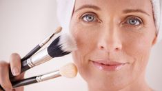 15 Makeup Ideas All Older Women Should Know (Slideshow) | Readers Variety Makeup For Older Women, Apply Makeup, Makeup Tricks, Sharon Stone, Celebrity Makeup Artist, Luminizer, Halle Berry, Celebrity Makeup