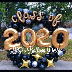 a balloon wreath with the words class of 2020 written in gold, black and silver balloons