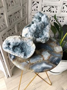 Geode Photography, Geode Aesthetic, Cool Crystals, Geode Crystals, Crystal Room Decor, Geode Decor, Agate Table, Crystal Vibes