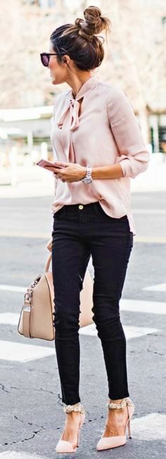 I love the contrast between the soft blush pink blouse and the edgy black skinny jeans. And, those shoes are everything. Fashion 23, Wardrobe Outfits, Business Outfit, Moda Vintage, Casual Winter Outfits, Business Casual Outfits, Fashion Mode