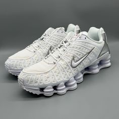 Oberfläche: 100% Leder Sohle: 100% Kunststoff Farbe: WHITE/METALLIC SILVER-MAX ORANGE-WHITE Sku: AR3566-100 Größenempfehlung: Wir empfehlen deine übliche Schuhgröße Nike Vapormax Damen, Nike Shox Tl White, Nike Air Vapor Max Run Utility, Nike Air Max Tailwind V Skepta, Nike Shox Tl, Skepta Air Max Tailwind, Dunk Low Nike, Low Air Jordan 1, Dunks Nike