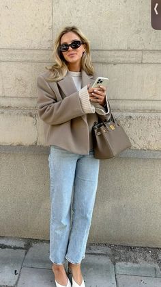 Aesthetic Lawyer, Stonewash Jeans, Lawyer Fashion, Jeans Outfit Fall, Chique Outfits, Chic Aesthetic, Girl Needs, Looks Chic, Autumn Outfit