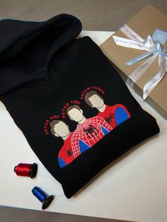 Spiderman Gift Ideas, Embroidery Hoodie Men, Spiderman Embroidery, Hoodie Design Ideas, Spiderman Outfit, Hero Clothes, Spiderman Gifts