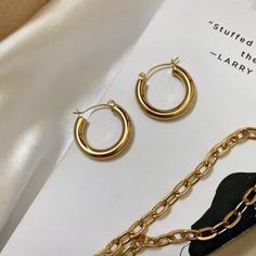 Minimal gold hoop earrings for everyday wear Earring Photo, Photography Space, Minimal Gold, Shiny Objects, Dope Jewelry, Minimal Jewelry, Jewelry Photography, Gold Accessories, Jewelry Inspo