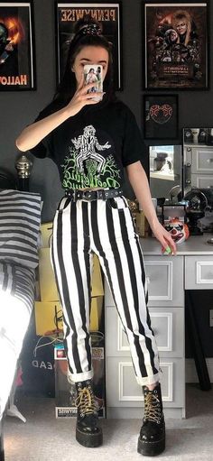 Evil Villain Aesthetic Outfits, Dark Fall Outfits Casual, Brunch Outfit Alternative, Grunge Pop Outfits, Easy Edgy Outfits, Horror Graphic Tee Outfit, Alt Inspo Outfit, Boho Halloween Outfit, 90s Punk Fashion Soft Grunge