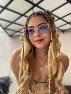 Hair For Coachella, Pitbull Concert Hairstyles, Coachella Braids Hairstyles, Karol G Concert Make Up Ideas, Music Fest Hairstyles, Edm Concert Hairstyles, Ferxxo Concert Hairstyles, Reggeaton Festival Outfit, Rap Concert Hair