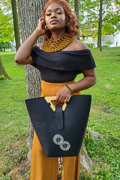 Turn heads with our stylish and modern RIYANA African bag (Multiple colors). This beautiful and unique bag style is a must have to add refined glamour and luxury to your everyday style. Easy to carry Afrocentric handbag for any casual or formal occasion. Pair it up with a solid color outfit to elevate your look! Description: Large afrocentric handmade bag (Available in several colors) Asymmetric shape Made with jute fabric Interior is a black compartment Lined with cloth Magnetic flap closure Ea African Handbags, Purse Business, Handbag Styles, Ankara Bags, Modern Handbag, African Bag, Statement Handbag, Unique Handbag, Solid Color Outfits