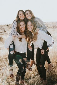 Pics Best Friends, Photography Birthday, Fall Family Photo Outfits, Sisters Photoshoot, Family Photoshoot Outfits, Best Friend Photography, Best Friend Photoshoot, Friend Poses Photography, Best Friend Photos