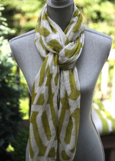 Tying Scarves, Bulky Scarf, Scarf Wearing Styles, Ways To Tie Scarves, Scarf Knots, Scarf Tutorial, Ways To Wear A Scarf, How To Wear A Scarf, Over 60 Fashion