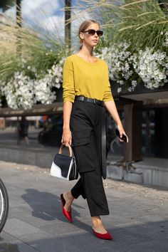 Black Cargo Pants Outfit, Cropped Cargo Pants, Quoi Porter, Pant Trends, Clothing Summer, Popsugar Fashion