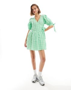 Klänningar från ASOS DESIGN Finkläderna är fixade Ginghammönstrad V-ringning Omlottdesign framtill Trekvarts-långa ärmar Regular fit/normal passform Chic Gingham Plaid Dress With V-neck, Knee-length Gingham Plaid Summer Dress, Spring V-neck Smock Mini Dress, Fitted Gingham Mini Dress With V-neck, Beach Gingham V-neck Dress, Formal Dresses Graduation, Neck Wrap, Long Sleeve Floral Dress, Satin Slip Dress