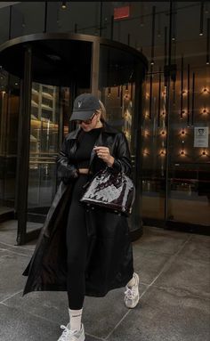 Street Photo Ideas Instagram, Casual Street Style 2023, Cap Winter Outfit, Black Cap Outfit, Leather Trench Coat Outfit, Cap Outfits For Women, Aesthetic Lightroom Presets, New York Fits, Cap Outfit