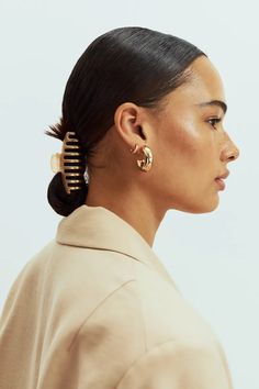 Metalen haarklem - Goudkleurig - DAMES | H&M NL 2 Sleek Claw Clip Hairstyles, Clip Hairstyles Medium Hair, Sleek Claw Clip, Claw Clip Hairstyles Medium Hair, Hairstyles Medium Hair, Claw Clip Hairstyles, Claw Clip Hair, Hot Rollers, Earrings Aesthetic