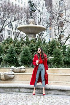 Christmas Outfits For Women, Wendy Nguyen, Camel Coat Outfit, Elegante Casual, Christmas Outfits, Red Coat, Outfits For Women, Coat Outfits