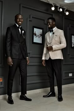 Unique Tuxedo Wedding, Md Suits, Mens Outfits Ideas, Dandy Man, Oscar Looks, Brown Wedding Themes, Will Trent, Mens Tailored Suits, Groom And Groomsmen Suits