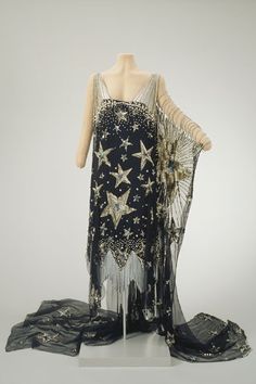 “Starry Night” fancy dress, 1926, Hillwood Estate 1920s Outfits, 1920 Fashion, 20s Fashion, Retro Mode, Vintage Gowns, Vintage Couture, 1920s Fashion, Historical Clothing