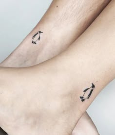 Penguin Tiny Girl Tattoo Idea Penguins Tattoo Couple, Couples Tattoos Aesthetic, Little Penguin Tattoo, Penguin Outline Tattoo, Penguin Line Tattoo, Emperor Penguin Tattoo, Tattoo Partner Couple, Pinguin Tattoo Minimalist, Matching Penguin Tattoo