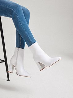 White Heeled Boots, Classic Boots Woman, White Heel Boots, White Ankle Boots, Shoes Heels Classy, Zipper Heels, Girly Shoes, Elegant Shoes, Boots Women Fashion