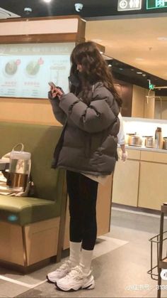 Korean Winter Outfits, Japan Outfits, Mode Ulzzang, Puffer Jacket Outfit, Japan Outfit, Populaire Outfits, Looks Party