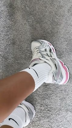 #asics #shoes #sneakers #pink #pinksneakers Shoes Sneakers Pink, Pretty Sneakers, Trendy Shoes Sneakers, Pretty Shoes Sneakers, All Nike Shoes, Shoes Outfit Fashion, Sneakers Pink, Nike Socks