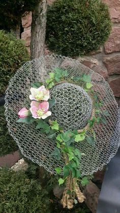 Chicken Wire Art, Chicken Wire Crafts, Funny Vine, Small Front Yard Landscaping, Garden Whimsy, Landscaping With Large Rocks, Front Yard Landscaping Simple, Garden Deco, Garden Art Sculptures Diy