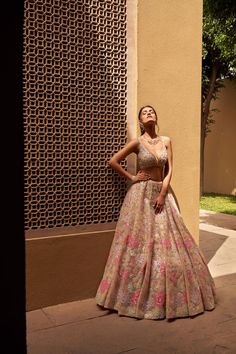 Pastel Lehenga, Seema Gujral, Gold Lehenga, Floral Lehenga, Indian Outfits Lehenga, Wedding Lehenga Designs, Traditional Indian Outfits, Gold Blouse, Indian Bridal Outfits