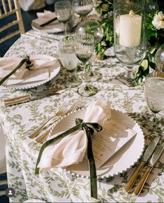 Wedding Reception Linen Ideas, Wedding Linens Ideas Color Schemes, Green Tablescape Wedding, Green Theme Wedding, Christmas Table Decorations Ideas, Wedding Decor Green, Tablecloth Ideas, Tablescapes Wedding, Table Decorations Ideas