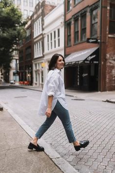 How To Style Loafers For Fall And Winter - an indigo day Loafers Jeans Outfit, Chunky Loafers Outfit, How To Style Loafers, Loafer Outfits, Work Vibes, Outfits Primavera, Chunky Loafer, Coach Loafers