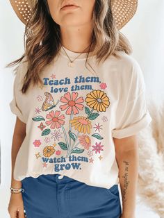 Retro School Shirts, Groovy Teacher Shirt, Retro Teacher Shirts, Cute Preschool Teacher Outfits, Cute Elementary Teacher Outfits, Back To School Fits 2023, Teacher Graphic Tees, Retro T Shirt Designs, Teacher Clothes Teaching Outfits