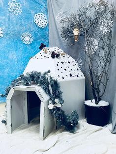 a dog house is decorated with christmas decorations