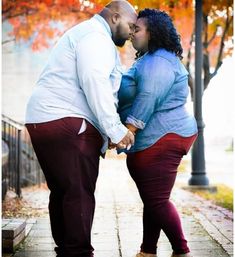 It's amazing to see how plus-size models are getting more exposure in the fashion industry, social media, and photography. Due to plus size photo poses, they Plus Size Couple Poses, Engagement Photos Plus Size, Plus Size Couples, Online Love, Best Photo Poses For Couples, Couples Kiss, Love Is Beautiful