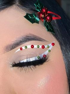 Christmas eyeshadow look: white winged lines with gems Christmas Theme Makeup Ideas, Christmas Eyeshadow Ideas, December Eyeshadow Looks, Xmas Makeup Looks Simple, Christmas Looks Makeup, Easy Christmas Makeup Ideas, New Years Makeup Looks, Easy Christmas Makeup, Christmas Eye Makeup Ideas