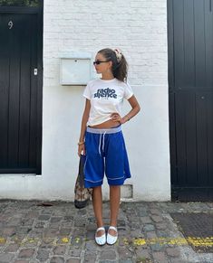 Dad Style Outfits, Dad Style Aesthetic, Basketball Shorts Outfit Women Style, Big Shorts Outfit, Basketball Shorts Women Outfit, Sport Shorts Outfit, Grudge Outfits, Basketball Shorts Outfit, Julianna Citlali