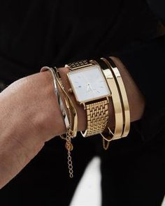 #fashionaccesories #fashiontrends #instyle #fashiontips Different Bracelets, I'm With The Band, Elegante Casual, 가을 패션, Jewelry Inspo, Luxury Watches, Gold Watch, Womens Watches, Women's Accessories