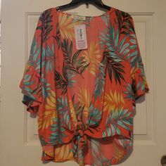 Nwt Boutique Tropical Kimono Top. Palm Leaf Design. Tag Says Small But Is Flowy So Could Fit A Medium As Well. Black Blouse Women, Grey Tie, Maternity Blouse, Blue Blouse, Cotton Blouses, Cropped Hoodie, Black Tank Tops, Black Blouse, Women Pullover