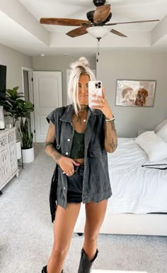 Rodeo Outfits Dress, Spring Cowgirl Outfits, Grungy Western Outfit, Emo Cowgirl Outfits, Az Outfits, Koe Wetzel Concert Outfit, Yeehaw Outfits, Black Western Outfit, Country Fest Outfits