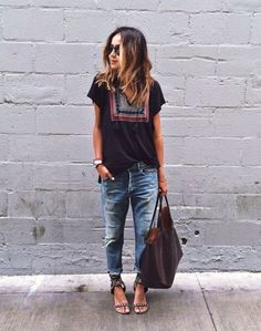 Jede Frau sollte eine Boyfriend Jeans kombinieren können. Denn die lässigen Jeans sind echte Figurschmeichler und zaubern kräftige Beine schlanker... Boyfriend Jeans Kombinieren, Moda Casual Chic, Boho Styl, Sincerely Jules, Mode Boho, Mode Casual, Outfit Trends, Fashion Mode, Jeans Boyfriend