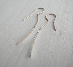 Beautiful, shining, slender linear earring gently hammered and highly polished to catch the light. Simple and contemporary, these feminine linear curved earrings echo the contour of your face. An effortless style statement, these long simple fine metal earrings are guaranteed to add a touch of class to your outfit. QUILL LINEAR EARRINGS DETAILS Arches available in 100% Sterling Silver, 14ct Rolled Gold and 14ct Rolled Rose Gold All raw materials/gemstones are ethically sourced Earrings are suspe Curved Earrings, Gold Thumb Rings, Linear Earrings, Thumb Rings Silver, Hammered Earrings, Handmade Brand, Gold Ring Stack, Earrings Simple, Earrings Minimalist