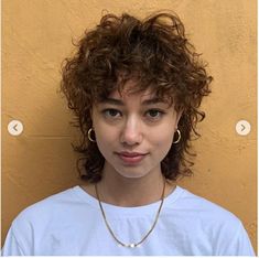 Mullet Haircut Woman, Mullet Haircuts, Professional Haircut, Monochrome Makeup Look, Curly Hair Types