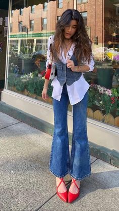 Maryjane Shoe Outfit Pants, Denim Waistcoat Outfit Woman, Shoes Outfit Ideas, Mary Jane Shoes Outfit, Styling Pants, Denim Waistcoat, Sleeveless Trench, Iconic Shoes, Looks Jeans