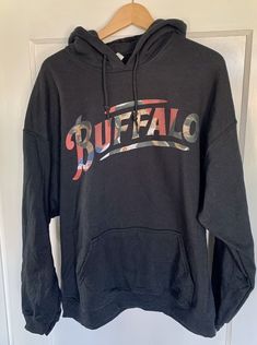 Griselda Buffalo Hoodie XL Gildan. Creepy Images, Buffalo, Hip Hop, Active Wear, Shoe Accessories, Mens Accessories, Sweatshirts Hoodie, Mens Outfits, Sweatshirts