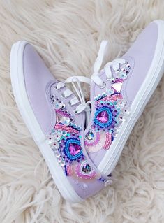 Beautiful slippers with hand work and decoration, size 38, decorated in a parisian style, PERSONALIZED shoes. Beaded Shoes Diy, Embroided Shoes, Embroidery On Shoes, Cloth Embroidery, Customized Shoes, Bridal Sneakers, Beaded Shoes, Painted Hats, Personalized Shoes